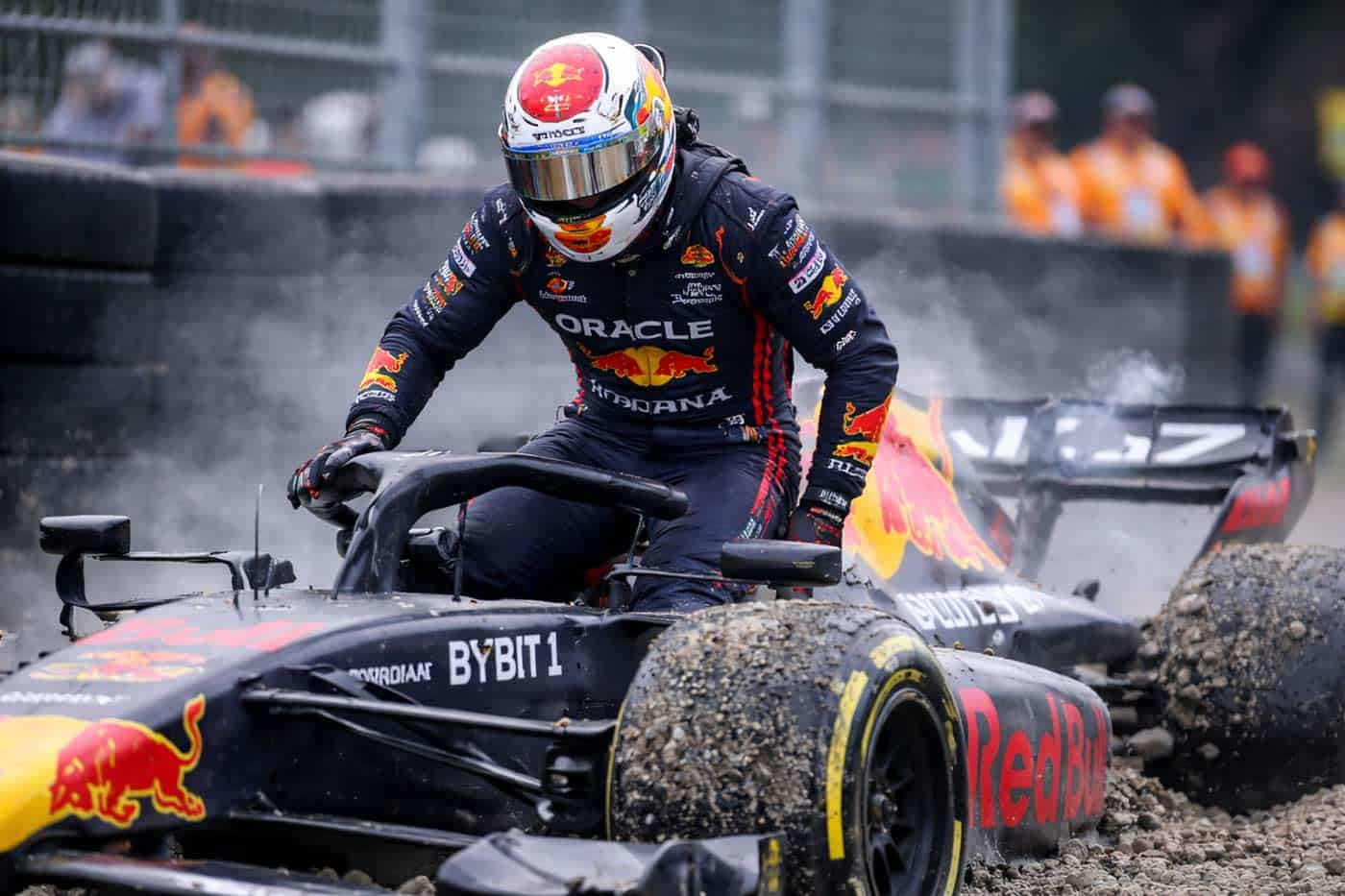 Max Verstappen sort de sa Red Bull après un crash lors de la Q1 du Grand Prix d’Australie de Formule 1 2026 à Melbourne