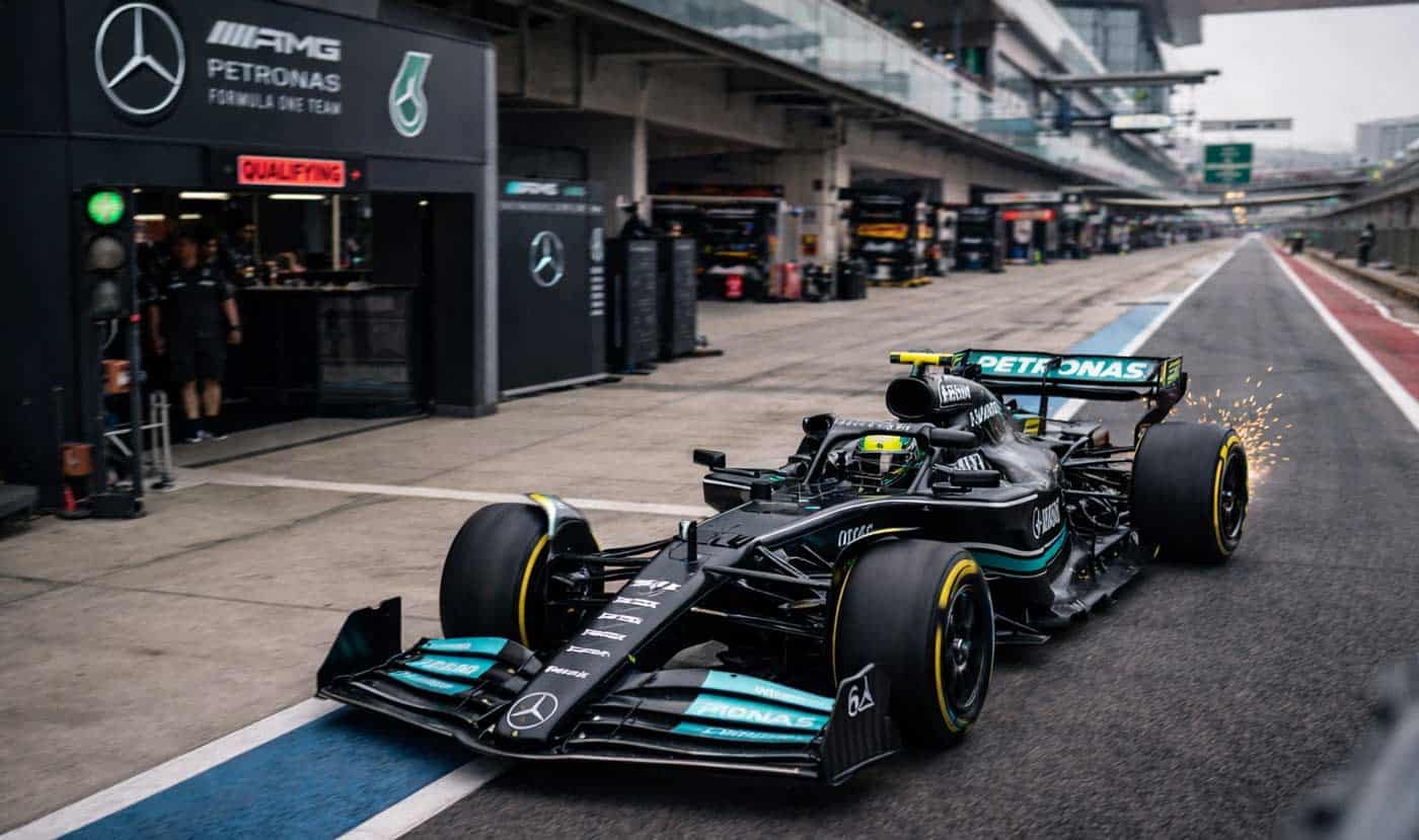 Mercedes sort des stands pendant la séance de qualifications du Grand Prix de Chine 2026 de Formule 1