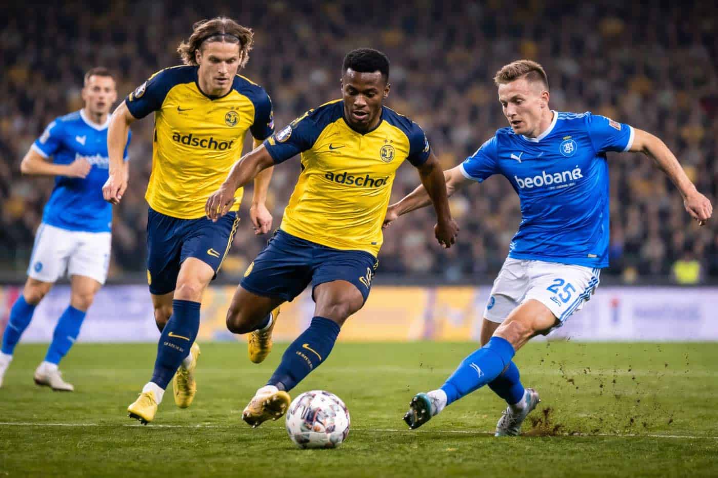 Joueur de l’Union Saint-Gilloise disputant le ballon face à un joueur du KRC Genk lors du match de Jupiler Pro League du 7 mars 2026.