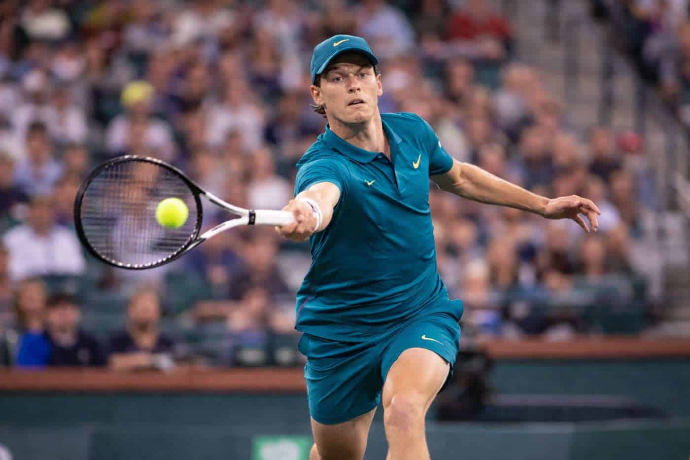 Jannik Sinner frappant un coup droit lors du BNP Paribas Open d’Indian Wells le 8 mars 2026.