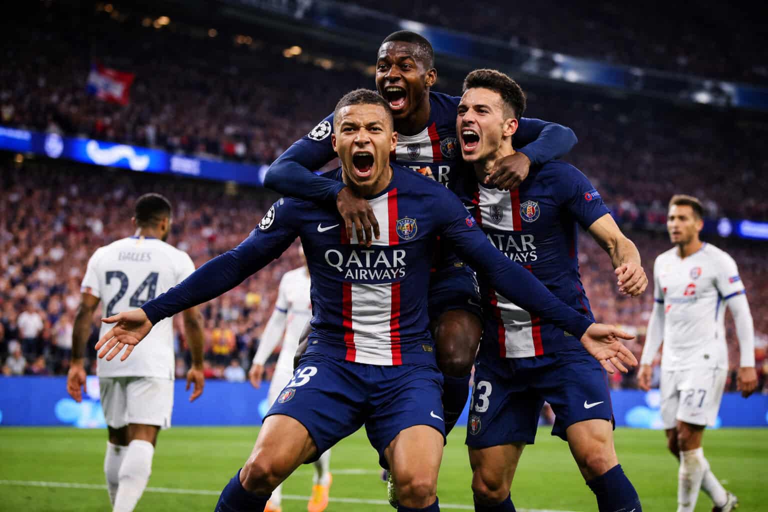 Joueurs du Paris Saint-Germain célébrant un but contre Chelsea lors du huitième de finale aller de Ligue des champions le 11 mars 2026