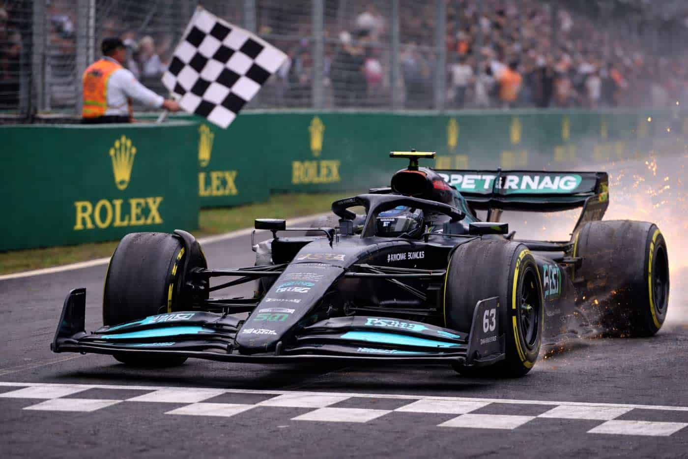 George Russell franchit la ligne d’arrivée avec sa Mercedes lors du Grand Prix d’Australie 2026 à Melbourne.