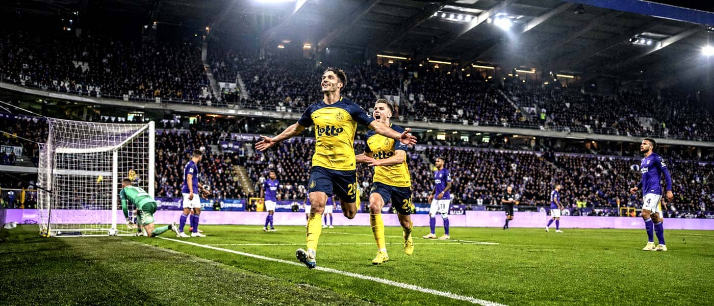 Illustration du match Anderlecht 1-3 Union SG en Jupiler Pro League, avec des joueurs de l’Union célébrant un but à Lotto Park.