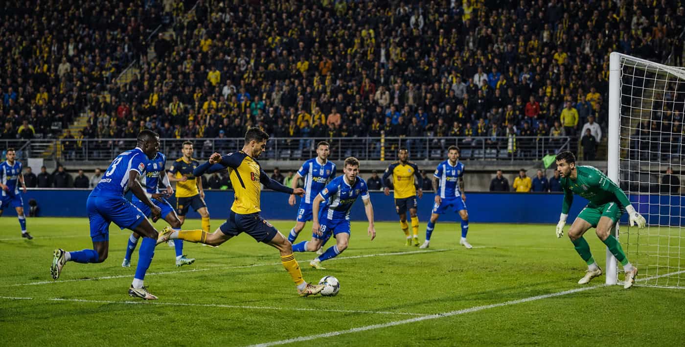 Joueur de l’Union Saint-Gilloise face au but pendant le match contre le KAA Gent dans un stade en soirée