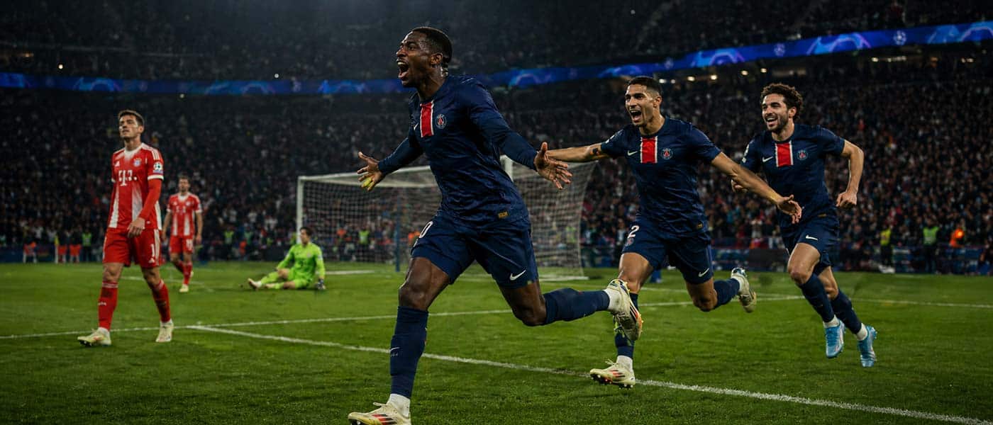 Illustration du match Paris SG 5-4 Bayern Munich en Champions League, avec des joueurs parisiens célébrant un but dans un stade plein.