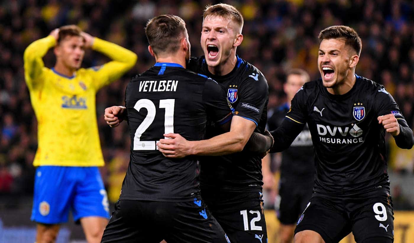 Joueurs du Club Bruges célébrant un but face à Saint-Trond lors d’un match en soirée
