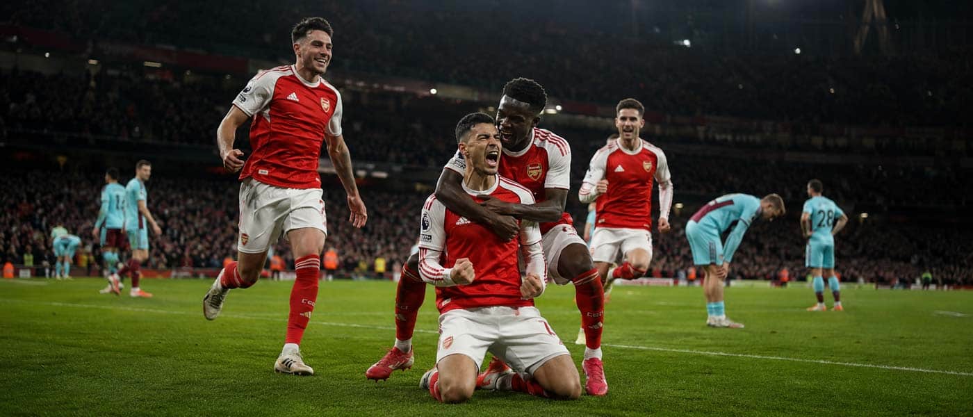 Illustration du match Arsenal – Burnley 1-0 en Premier League, avec des joueurs d’Arsenal célébrant le but décisif.