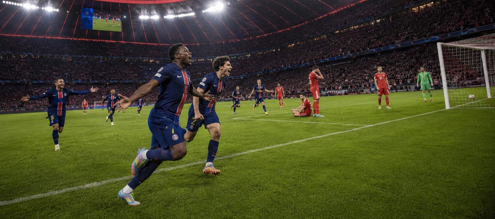 Illustration du match Bayern Munich – Paris SG 1-1 en Champions League, avec des joueurs du Paris SG célébrant un but.