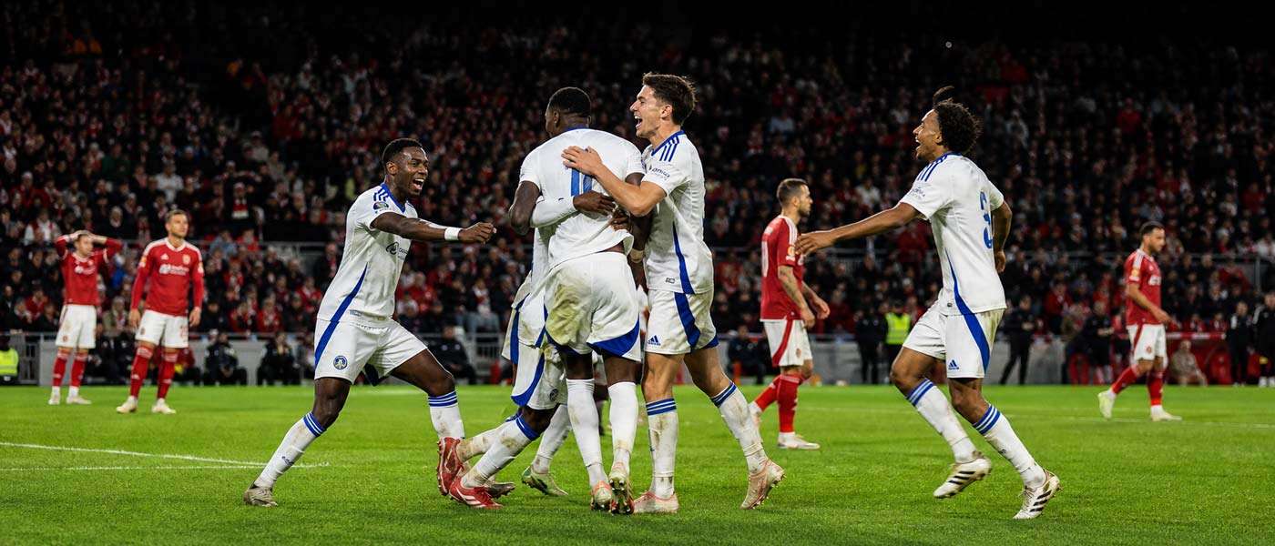 Illustration du match Brest – Strasbourg 1-2 en Ligue 1, avec les joueurs de Strasbourg célébrant leur victoire sur le terrain.