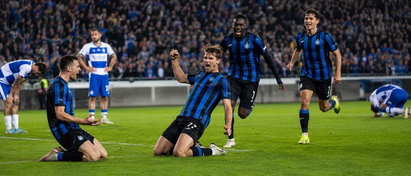 Illustration du match Club Brugge – KAA Gent 5-0 en Jupiler Pro League, avec des joueurs brugeois célébrant face à des joueurs gantois déçus.