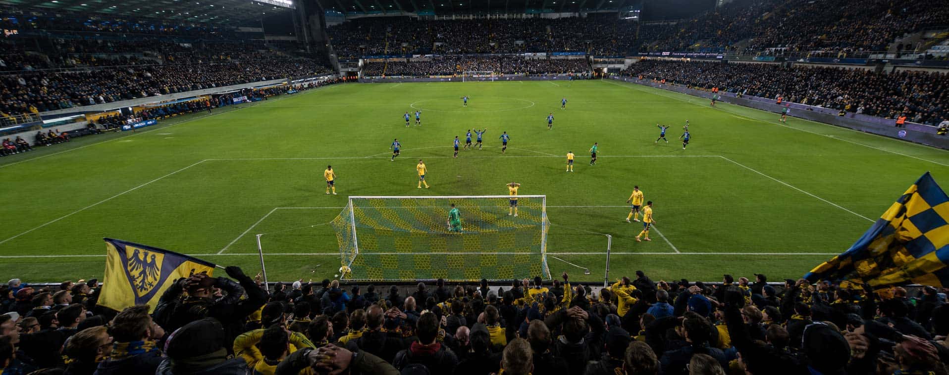 Illustration du match Club Brugge – Sint-Truiden 2-0 en Jupiler Pro League, vue depuis le haut des gradins derrière le but de l’équipe battue.