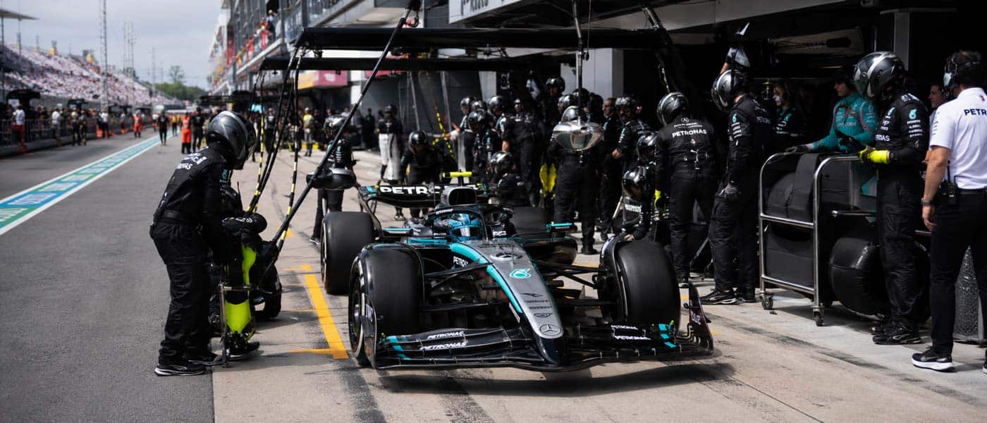 Image de la séance d’essais du Grand Prix du Canada 2026 montrant une monoplace Mercedes dans la pit lane entourée par l’équipe au stand.