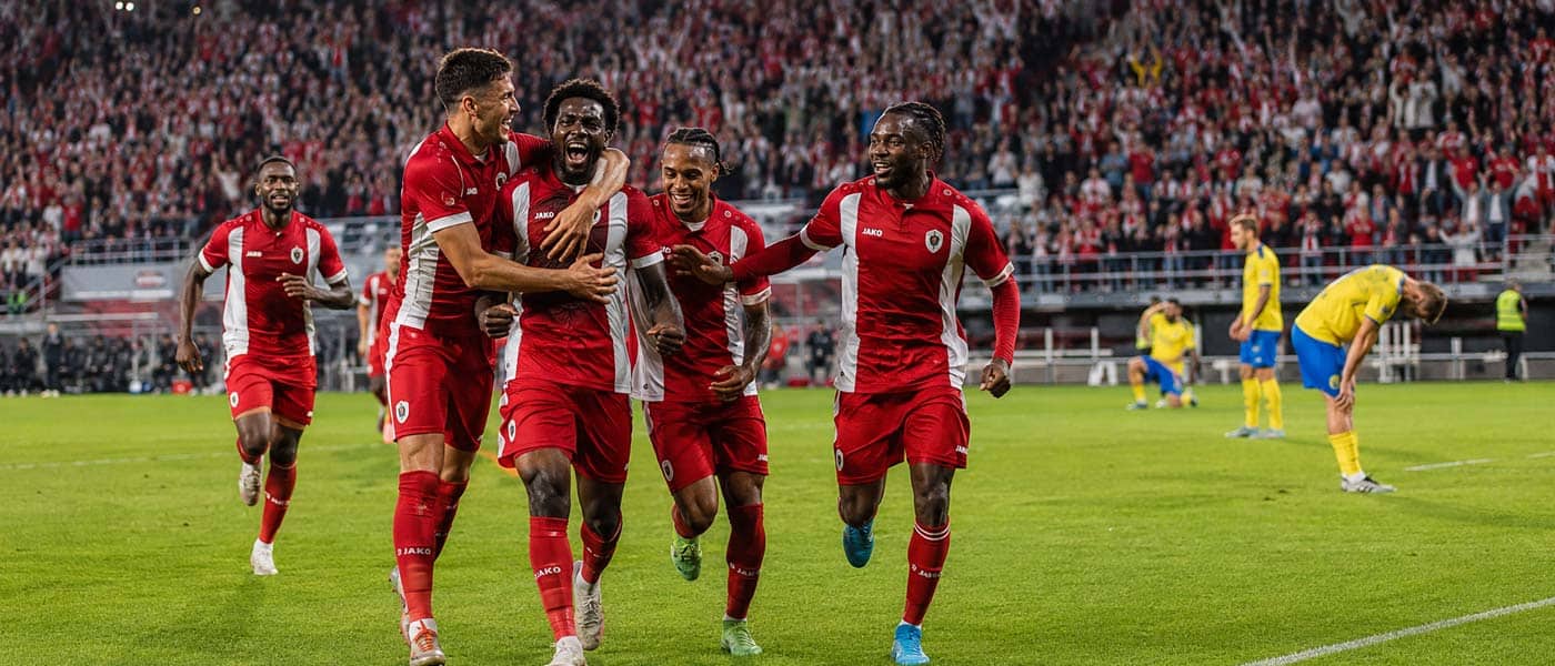 Illustration du match Royal Antwerp – KVC Westerlo 2-0 en Jupiler Pro League, avec des joueurs d’Antwerp célébrant face à des joueurs de Westerlo déçus.