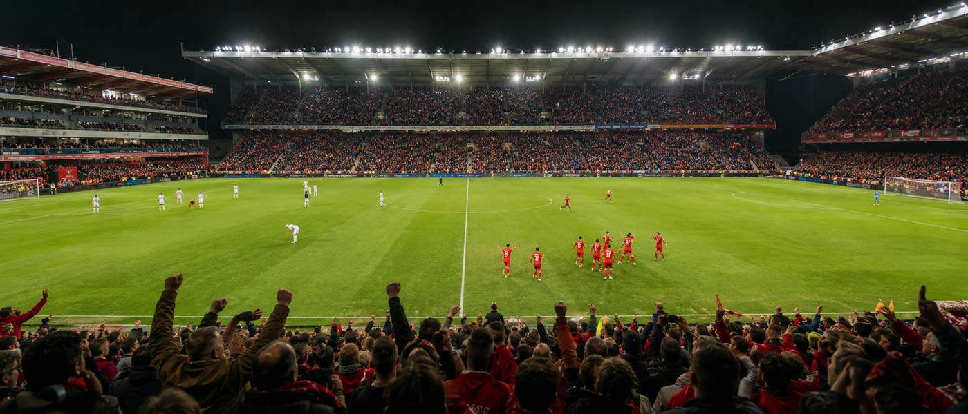 Illustration du match Standard Liège – OH Leuven 2-1 en Jupiler Pro League, vue depuis les gradins au centre du terrain.