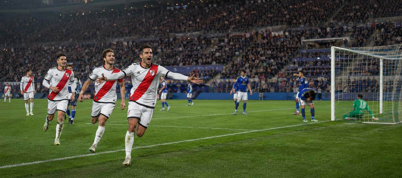 Illustration du match Strasbourg – Rayo Vallecano 0-1 en Conference League, avec des joueurs de Rayo Vallecano célébrant un but.