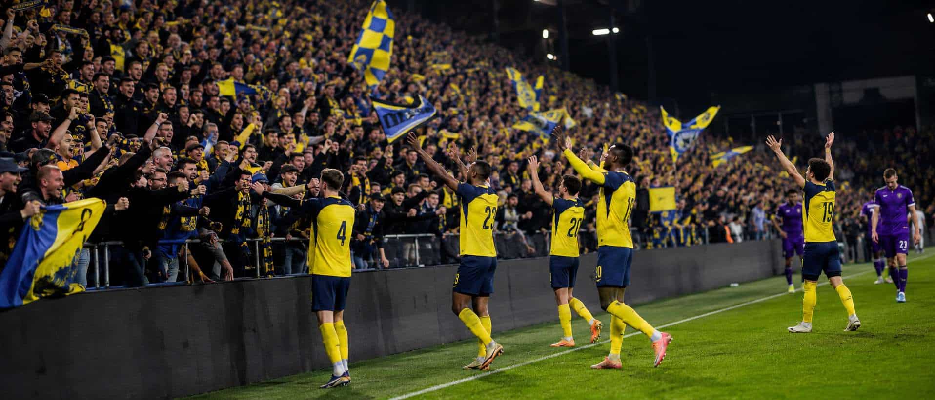 Illustration de la finale Union SG – Anderlecht 3-1 en Coupe de Belgique, avec les joueurs de l’Union célébrant face aux supporters.