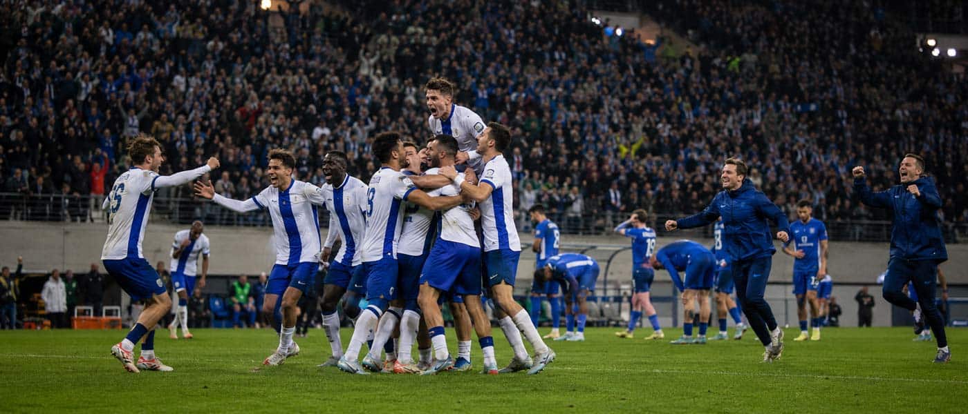 Illustration du match KAA Gent – KRC Genk 1-1 en barrage européen de Jupiler Pro League, avec les joueurs gantois célébrant leur qualification aux tirs au but.